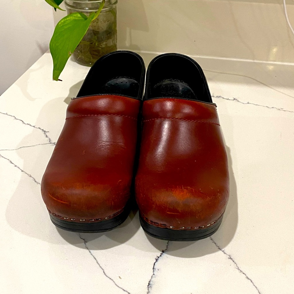 Red Dankso clogs